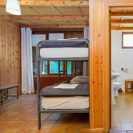 Hostel La *